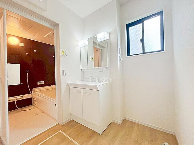 【洗面台・洗面所】2号棟
暮らしを快適にする三面鏡仕様の洗面化粧台。
収納力と機能性に優れた使いやすい設備で、忙しい朝の身支度もスムーズに♪