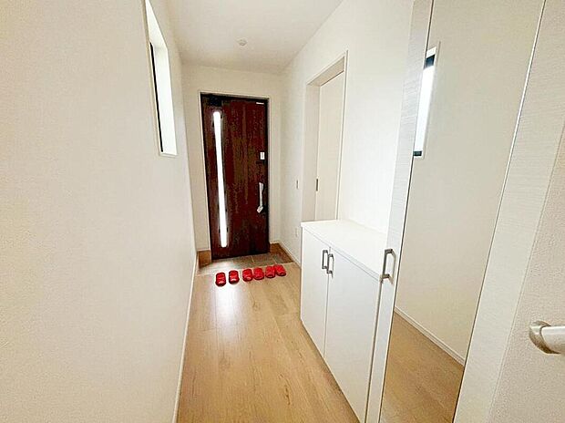 【玄関】2号棟
広々とした明るくて清潔感溢れる玄関。シューズボックス付き♪
散らかりがちな玄関もすっきりと片付きます♪