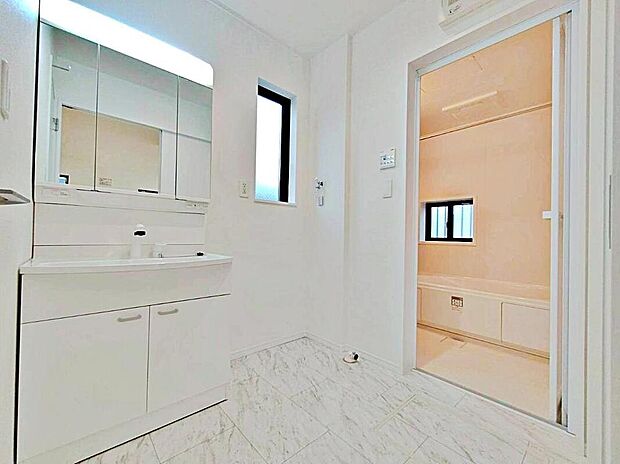 【洗面台・洗面所】暮らしを快適にする洗面化粧台。　　
収納力と機能性に優れた使いやすい設備で、忙しい朝の身支度もスムーズに♪