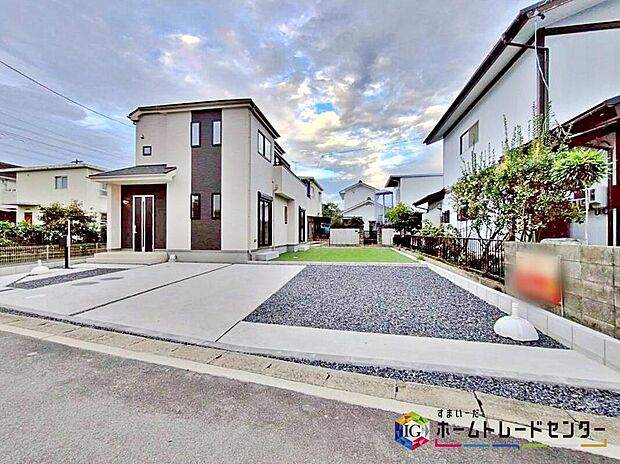 【駐車場】並列３台駐車可能なスペースを確保しました☆
来客時も安心です♪
セカンドカー用にされてもいいですね♪
交通量が少なく、ゆとりをもって駐車できます。
駐車が必要ないスペースは他の用途多数！