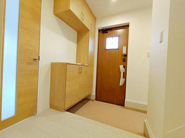 【玄関】1号棟
明るくて清潔感溢れる玄関。
便利な下駄箱収納付きです♪
散らかりがちな玄関もすっきりと片付きます。