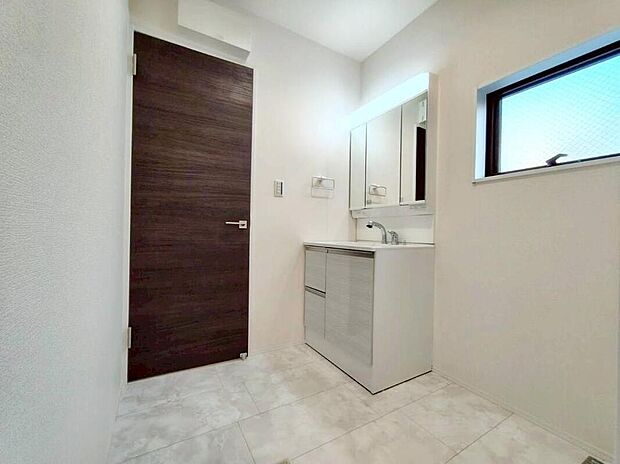 【洗面台・洗面所】6号棟
暮らしを快適にする三面鏡仕様の洗面化粧台。
収納力と機能性に優れた使いやすい設備で、忙しい朝の身支度もスムーズに♪