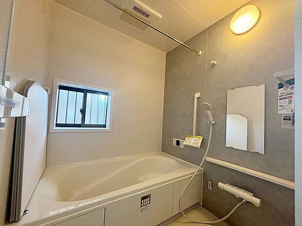 【浴室】1号棟
１坪以上広さを設けた浴室で、ゆったりバスタイム♪
お子様と一緒に入るにも充分な広さです。一日の疲れを癒せます♪　