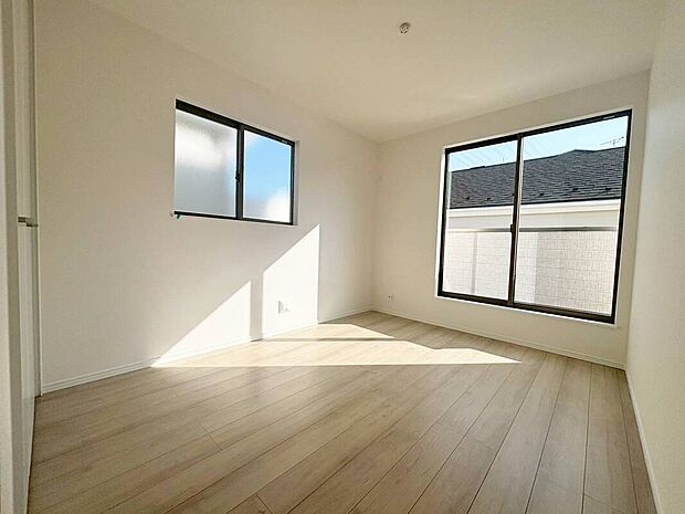 【リビング以外の居室】1号棟
２面採光を施した為、晴れの日の日中はいつも明るい室内に。
窓を開放すれば気持ちの良い風が入り込んできます。