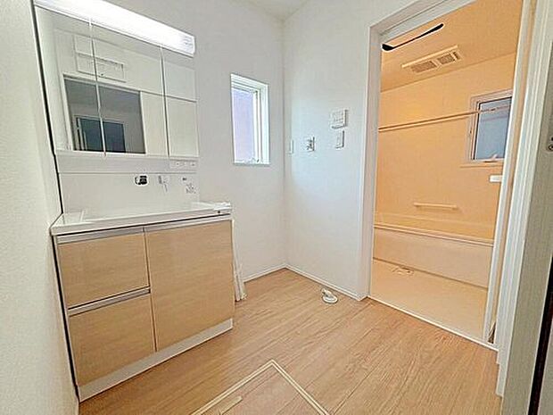 【洗面台・洗面所】1号棟
暮らしを快適にする三面鏡仕様の洗面化粧台。
収納力と機能性に優れた使いやすい設備で、忙しい朝の身支度もスムーズに♪