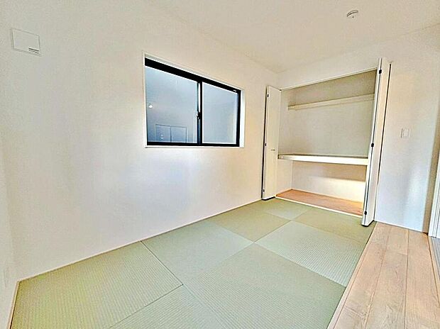 【収納】2号棟
リビングに隣接した洋風和室にも収納スペースを設けました!
お洋服をたくさんお持ちの方でもたっぷり収納できます。
お部屋を最大限広くご活用いただけます♪