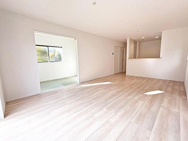 【リビング】1号棟
明るい雰囲気が心地いい18帖の開放的なリビング♪
採光良好です!
対面式キッチンは、家事をしながら家族の様子が一目でわかる安心&便利設備♪