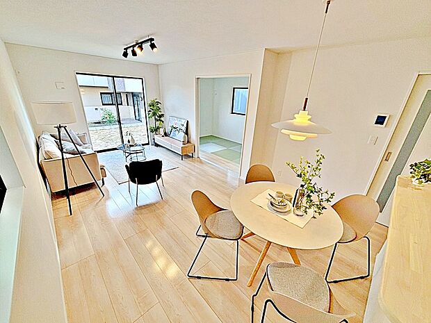 【リビング】2号棟
明るい雰囲気が心地いい16帖の開放的なリビング♪
採光良好です!
対面式キッチンは、家事をしながら家族の様子が一目でわかる安心&便利設備♪