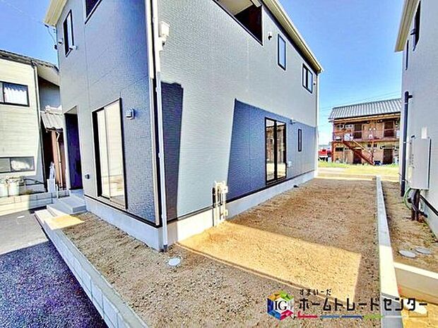 【庭】1号棟 お庭スペース☆
お庭がございます♪
小さなお子様の遊び場や、ガーデニング・家庭菜園・BBQなど、お好みにおうち時間をお楽しみいただけます♪