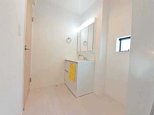 【洗面台・洗面所】1号棟
暮らしを快適にする三面鏡仕様の洗面化粧台。
収納力と機能性に優れた使いやすい設備で、忙しい朝の身支度もスムーズに♪