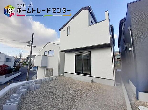 【現地外観写真】緑区鳴丘２丁目、全４棟（写真３号棟）
ご好評につき残り残り２棟♪
完成済み物件、ご見学可能♪
ホームトレードセンター株式会社までお気軽にお問い合わせください♪