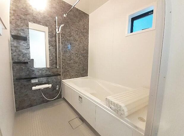 【浴室】３号棟　ユニットバス
のびのび１坪タイプのバスルーム。
浴室暖房乾燥機があるので、湿気によるカビの発生を防ぎやすいです♪