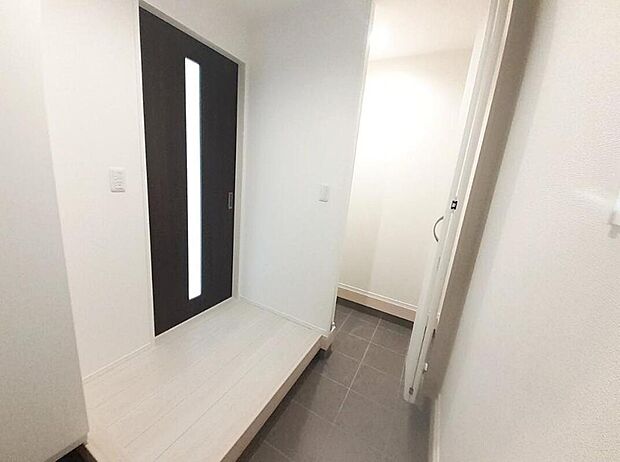 【玄関】４号棟
玄関にはシューズインクローゼットがあり、ベビーカーやアウトドア用品の収納にも便利です♪