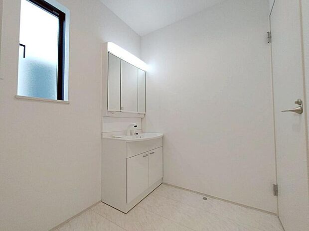 【洗面台・洗面所】同社施工例
暮らしを快適にする洗面化粧台。
収納力と機能性に優れた使いやすい設備で、忙しい朝の身支度もスムーズに♪