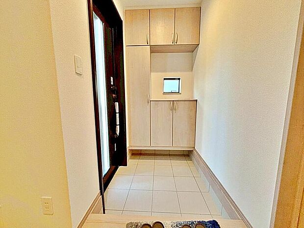 【玄関】明るくて清潔感ある玄関。
便利なシューズボックス付きです♪
散らかりがちな玄関もすっきりと片付きます。