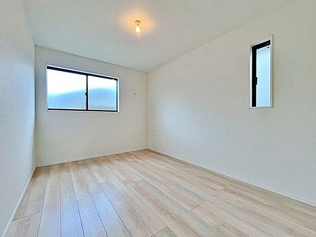 【リビング以外の居室】1号棟
全居室に二面採光を施した為、晴れの日の日中はいつも明るい室内に。
窓を開放すれば、気持ちの良い風が入り込んできます。