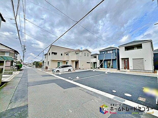 【前面道路含む現地写真】前面は、南側約6.30mの道路です。
静かな環境の中、ゆとりをもって落ち着いて駐車が行える環境になっています。
しっかり舗装されている道路なので、ベビーカー等で通っても安心ですね♪