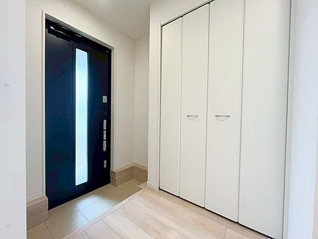 【玄関】1号棟
明るくて清潔感溢れる玄関。
便利な下駄箱収納付きです♪
散らかりがちな玄関もすっきりと片付きます。