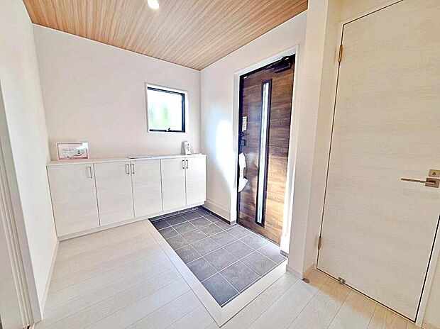 【玄関】1号棟
明るくて清潔感溢れる玄関。
沢山靴が入る、便利な下駄箱収納付きです♪
散らかりがちな玄関もすっきりと片付きます。