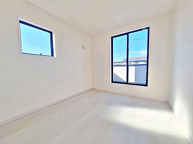 【リビング以外の居室】1号棟
2面採光を施した為、晴れの日の日中はいつも明るい室内に。
窓を開放すれば、気持ちの良い風が入り込んできます。