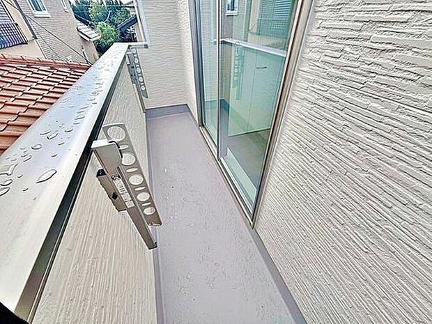 【バルコニー】家族分の洗濯物もしっかり干せます。
南東向きで日当たりも良く、毎日のお洗濯が楽しくなりそう♪
お洗濯だけでなく、ちょっとしたリラックスできる空間にもなりそうです☆