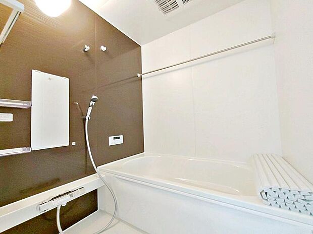 【浴室】2号棟
1坪以上広さを設けた浴室で、ゆったりバスタイム♪
お子様と一緒に入るにも充分な広さです。
一日の疲れを癒せます♪