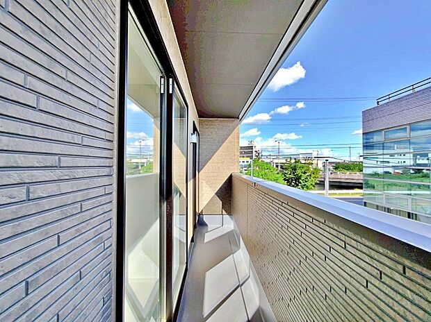 【バルコニー】2号棟
日当たり良好な南向きのバルコニー♪
2部屋から出入りできて便利です♪
家族分の洗濯物もしっかり干せます。
日当たりも良く、毎日のお洗濯が楽しくなりそう♪