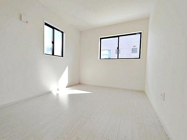 【リビング以外の居室】2号棟
2階は4部屋あり、お子様一人一人にお部屋が与えられます☆
2面採光を施した為、晴れの日の日中はいつも明るい室内に。
窓を開放すれば気持ちの良い風が入り込んできます。