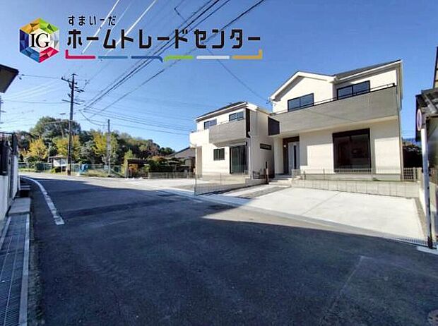 【前面道路含む現地写真】前面は、西側約6m、南側約6mの道路です。
ゆとりがあり、静かな環境の為、駐車も落ち着いて行えます。