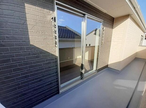 【バルコニー】１号棟
広々使いやすいバルコニーです♪
お洗濯だけでなく、ちょっとしたリラックスできる空間にもなりそうです☆