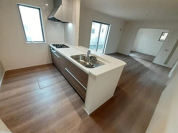 【キッチン】１号棟
収納力豊富なシステムキッチン。
大型スライド収納付きで、すっきり片付けやすいキッチンです。
床下収納もついています♪