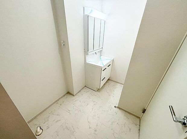 【洗面台・洗面所】暮らしを快適にする三面鏡仕様の洗面化粧台。
収納力と機能性に優れた使いやすい設備で、忙しい朝の身支度もスムーズに♪