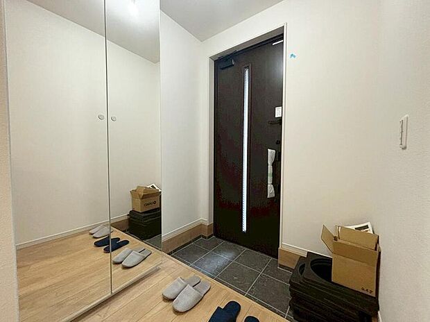 【玄関】白が基調の明るくて清潔感溢れる玄関。
ホールには、便利な下駄箱収納付きです♪
散らかりがちな玄関もすっきりと片付きます。