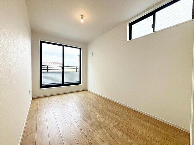 【リビング以外の居室】全居室に２面採光を施した為、晴れの日の日中はいつも明るい室内に。　　　
窓を開放すれば、気持ちの良い風が入り込んできます。