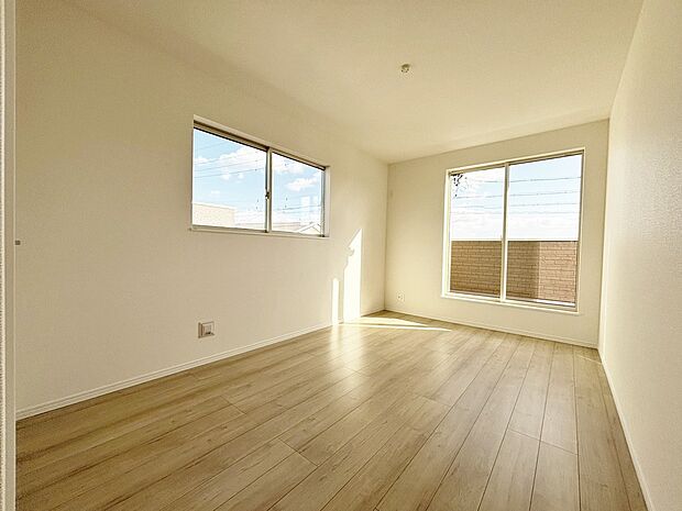 【リビング以外の居室】B号棟
全居室に2面採光を施した為、晴れの日の日中はいつも明るい室内に。
窓を開放すれば気持ちの良い風が入り込んできます。