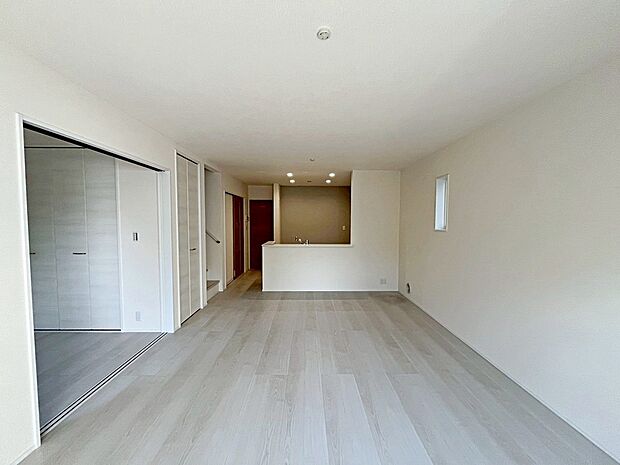 【リビング】１号棟
広々とした居住空間は日々の暮らしを彩り、心のやすらぎと満足感を与えてくれます。
通風と採光を考慮した設計によって、子供たちはのびのび育ち、家族でくつろぎと団らんを生み出します♪