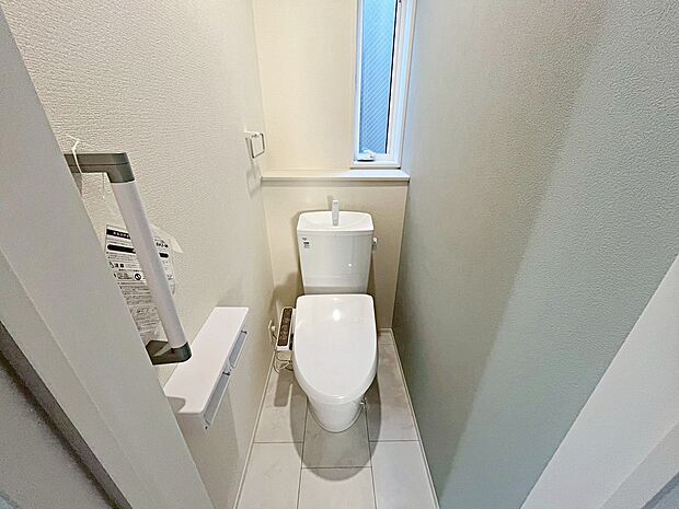 【トイレ】１号棟
トイレが設置され、シャワートイレ仕様になっております♪
程よい広さがあり、手すりが付いているので、立ち座りしやすい仕様です♪