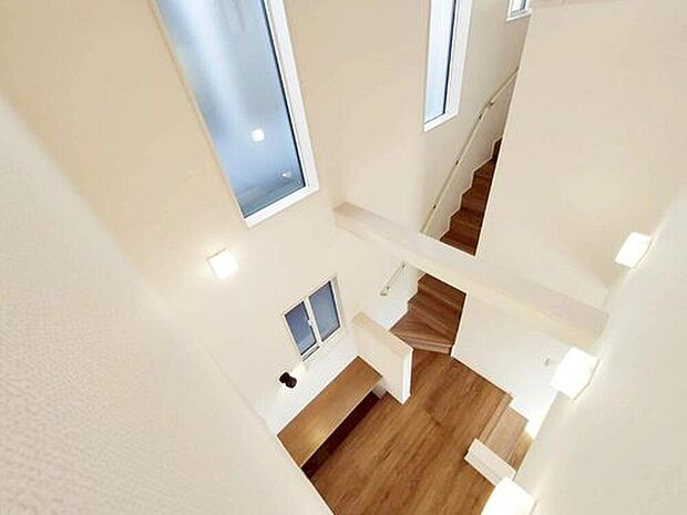 【その他内観】2号棟 吹き抜け
マルチスキップの上部には、開放感のある吹き抜けを設けました♪
上下階が繋がっている為、自然に家族とのコミュニケーションが増えそうですね♪