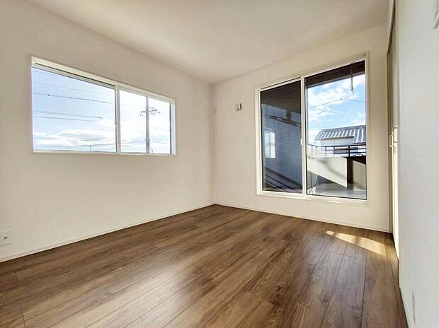 【リビング以外の居室】2号棟
バルコニーに直接アクセスできる居室です!
室内の空気を効率よく入れ替えることができ、夏場や湿気の多い時期には便利です♪