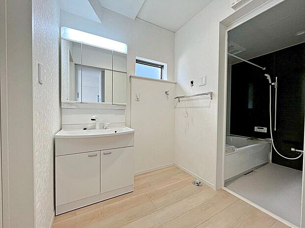 【洗面台・洗面所】３号棟
暮らしを快適にする三面鏡仕様の洗面化粧台。
収納力と機能性に優れた使いやすい設備で、忙しい朝の身支度もスムーズに♪