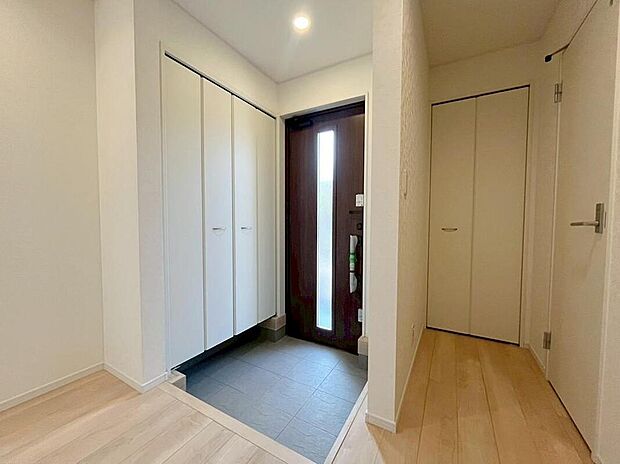 【玄関】３号棟
明るくて清潔感ある玄関。
便利なシューズボックス＆廊下収納付きです♪
散らかりがちな玄関もすっきりと片付きます。