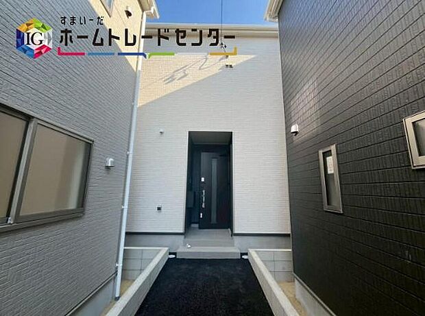 【現地外観写真】東海市富貴ノ台第６　全３棟（写真２号棟）
堂々完成しました☆
ご見学は飯田グループホールディングス、ホームトレードセンター株式会社まで、お気軽に♪