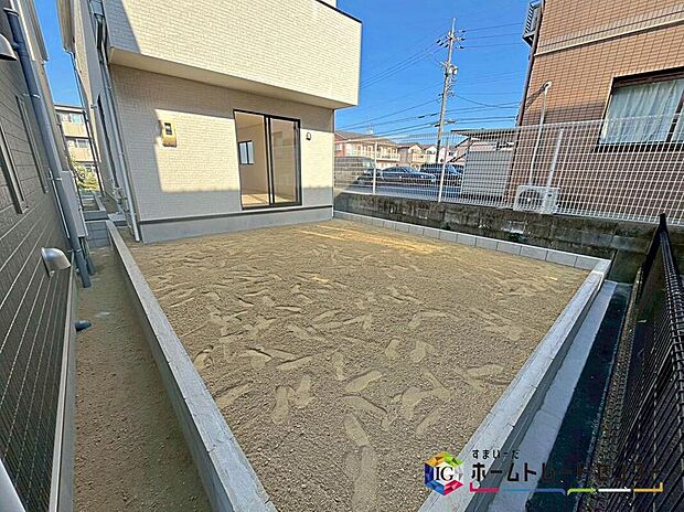 【庭】２号棟　お庭スペース☆
広々としたお庭がございます♪
小さなお子様の遊び場や、ガーデニング・家庭菜園・BBQなど、お好みにおうち時間をお楽しみいただけます♪