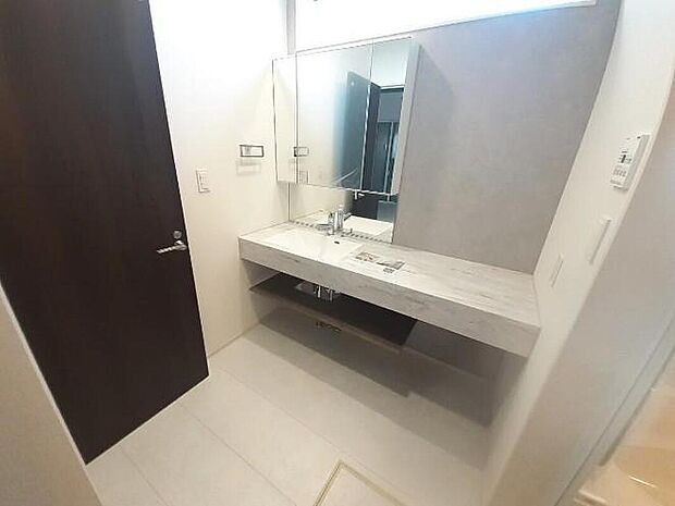 【洗面台・洗面所】2号棟
暮らしを快適にする三面鏡仕様の洗面化粧台。
収納力と機能性に優れた使いやすい設備で、忙しい朝の身支度もスムーズに♪