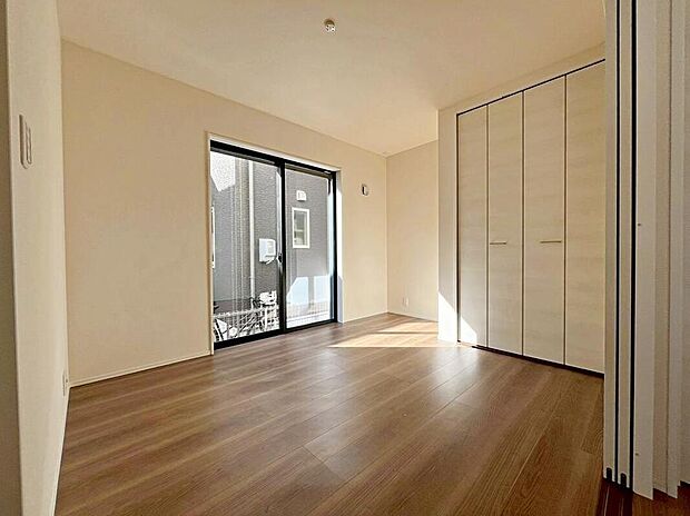 【リビング以外の居室】２号棟
LDKと隣接した５．４４帖の洋室。
洋室は、キッチンから目が届く場所なので、お子様の遊び部屋・お昼寝スペースとして使うのもオススメです♪
収納スペースもございます♪