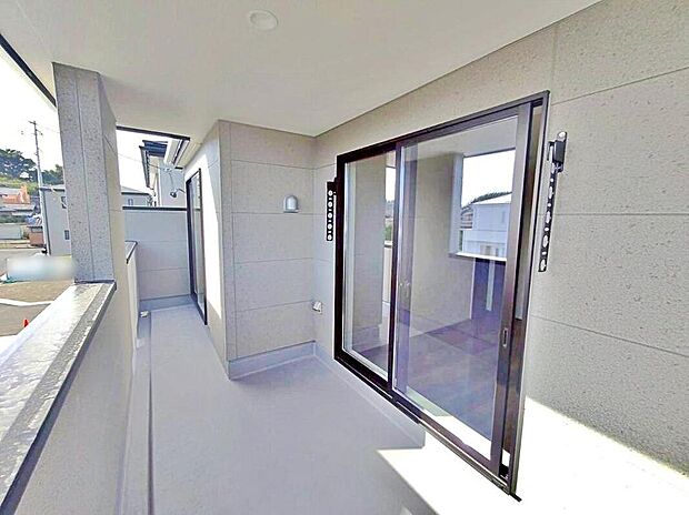 【バルコニー】９号棟
雨の日も洗濯物が濡れる心配のないインナーバルコニー仕様♪
２部屋から出入り出来て大変便利です。
お洗濯だけでなく、ちょっとしたリラックスできる空間にもなりそうです☆