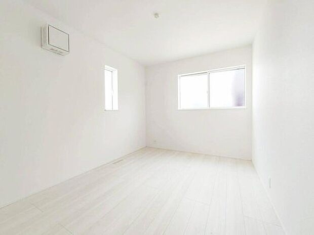 【リビング以外の居室】３号棟
２面採光を施した為、晴れの日の日中はいつも明るい室内に。窓を開放すれば気持ちの良い風が入り込んできます。