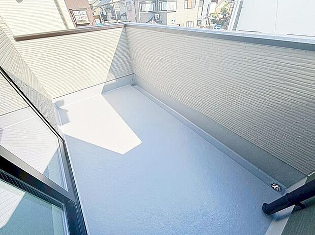 【バルコニー】４号棟
南向きで日当たり良好なバルコニー♪
家族分の洗濯物もしっかり干せます。
南側で日当たりも良く、毎日のお洗濯が楽しくなりそう♪