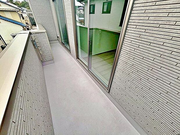 【バルコニー】奥行を広めに取ったバルコニー♪
家族分の洗濯物もしっかり干せます。
南向きで日当たりも良く、毎日のお洗濯が楽しくなりそう♪