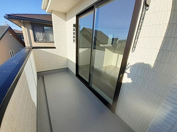 【バルコニー】１号棟
南面バルコニーなので風通しが良く、家の空気が常に新鮮で、室内の採光も良好です♪
奥行きがあるためちょっとした憩いのスペースにもなります♪